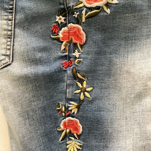 Almost Famous Embroidered Cropped Jeans Sz 14 - Picture 5 of 8